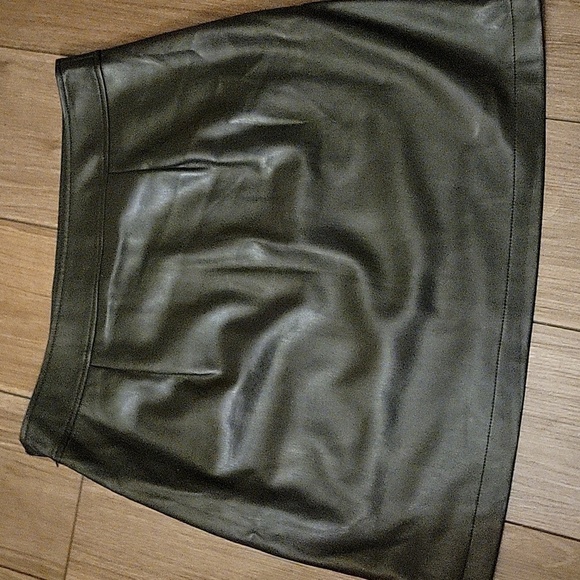 NEW! LOFT Black Faux Leather Shift Mini Skirt 10. - Picture 4 of 6
